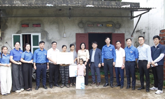 “Cặp lá yêu thương” tiếp sức học sinh nghèo vượt khó ở xã Dương Hưu